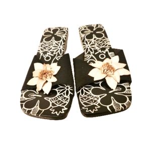 NWT Usindo Wooden Painted Flower embellishment sandals Size 7.